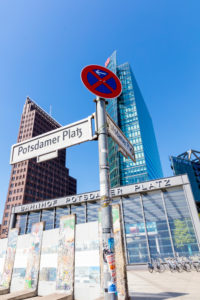 Potsdamer Platz, ehemalige innerdeutsche Grenze, Teile der Mauer, Hochhäuser, Hausfassade, Citylife, Stadtmitte, Berlin, Deutschland Potsdamer Platz, ehemalige innerdeutsche Grenze, Teile der Mauer, Hochhäuser, Hausfassade, Citylife, Stadtmitte, Berlin, Deutschland